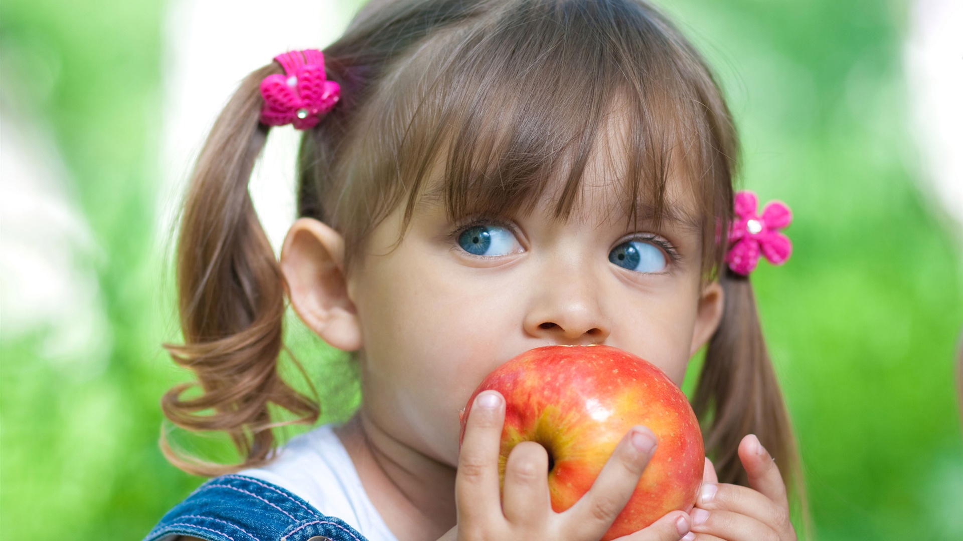 Cute-little-girl-eating-apple_1920x1080.jpg