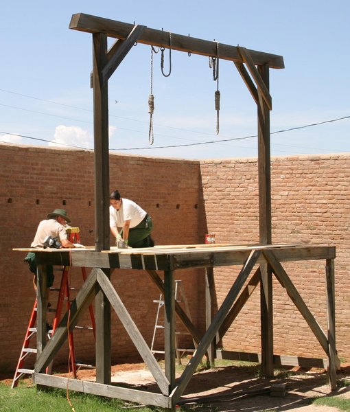 Tombstone_courthouse_gallows.jpg