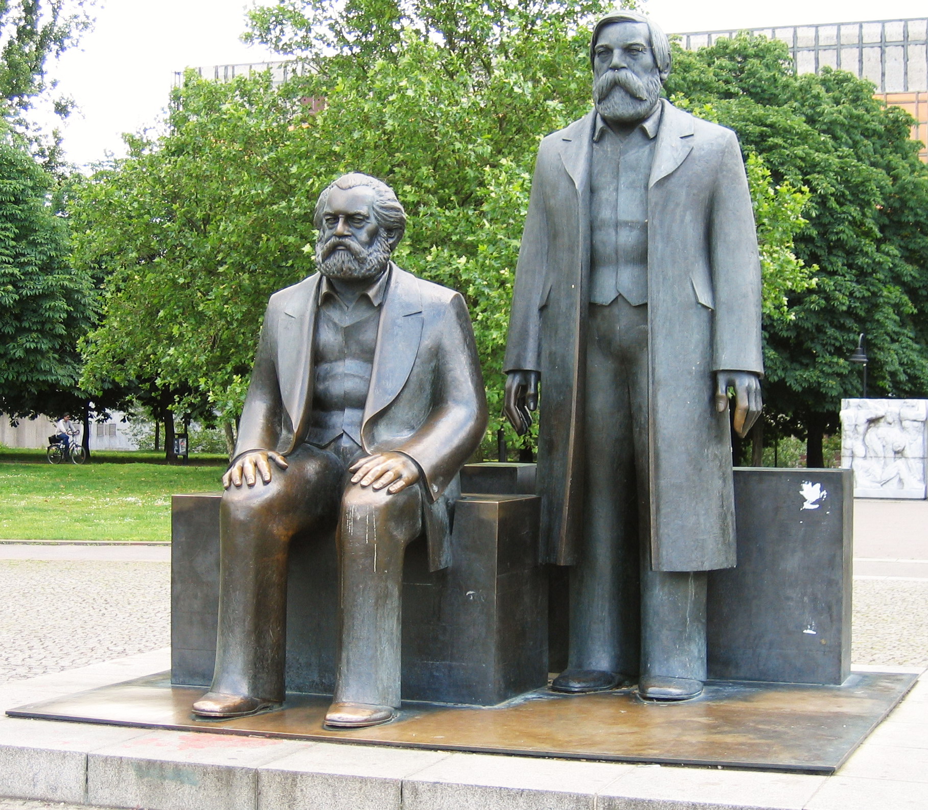 Marx_Engels_Denkmal_Berlin.jpg