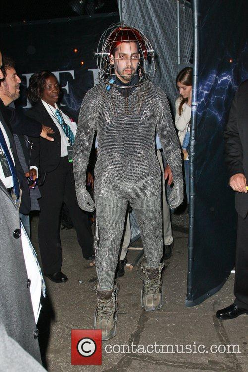 david-blaine-dressed-in-a-chain-mail-suit_4115525.jpg